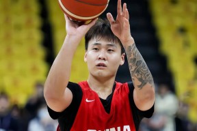 乐鱼体育app-山东男篮训练开放日，加时末段篮板制胜引欢呼，西甲在即，更衣室氛围转暖-乐鱼体育app