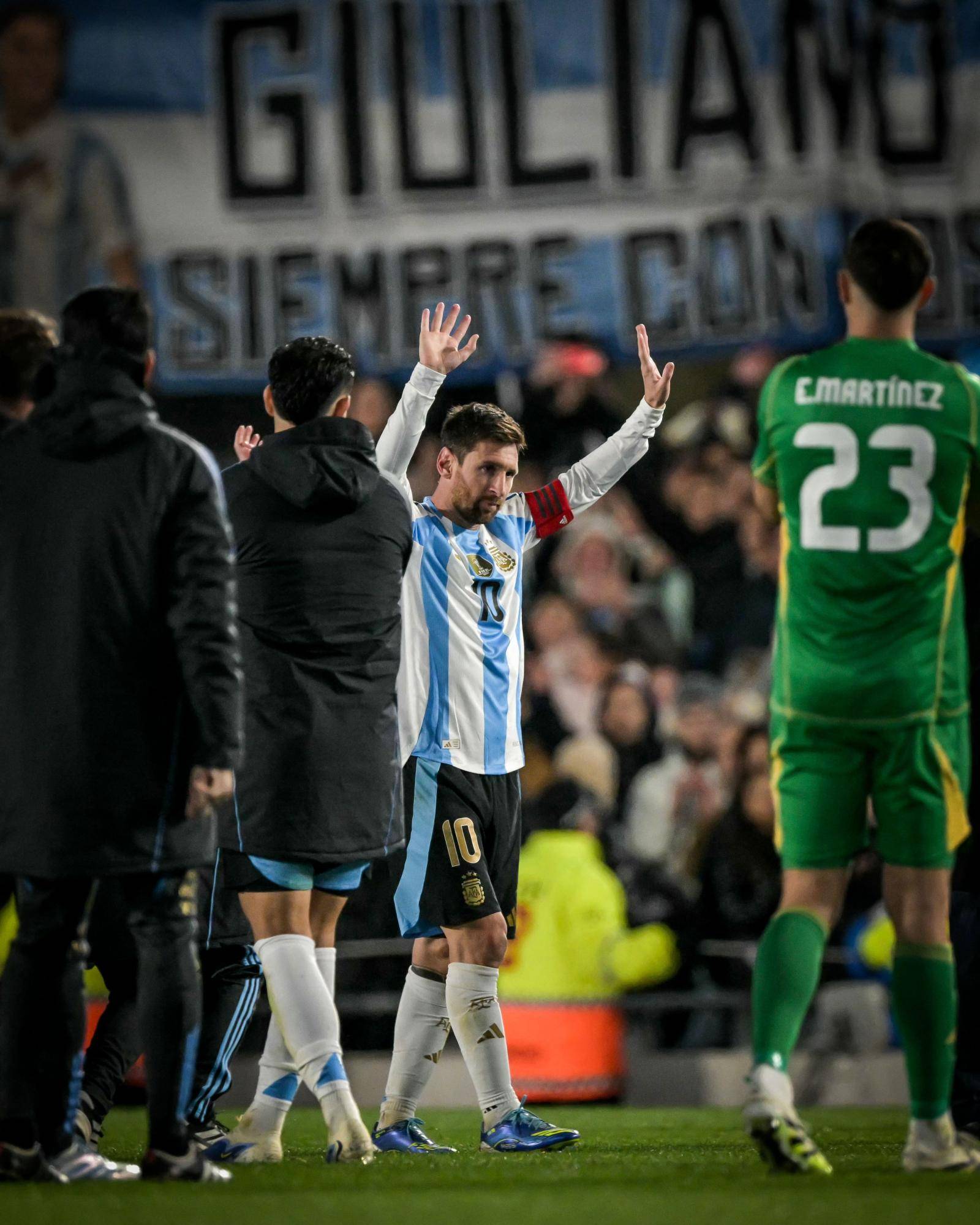 梅西重返赛场,夺冠首场状态出色,西班牙队观众沸腾!气势如虹延续 梅西重返赛场,夺冠首场状态出色,西班牙队观众沸腾!气势如虹延续