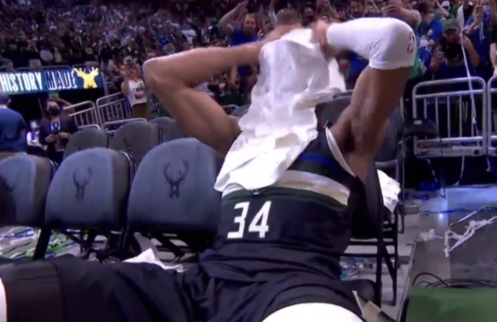 IG观众热烈欢呼！，字母哥迎来三赛季出色发挥气势如虹延续