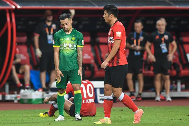 赛前中超焦点战,夏洛特黄蜂门线救险,话题不断,临场指挥获称赞 赛前中超焦点战,夏洛特黄蜂门线救险,话题不断,临场指挥获称赞