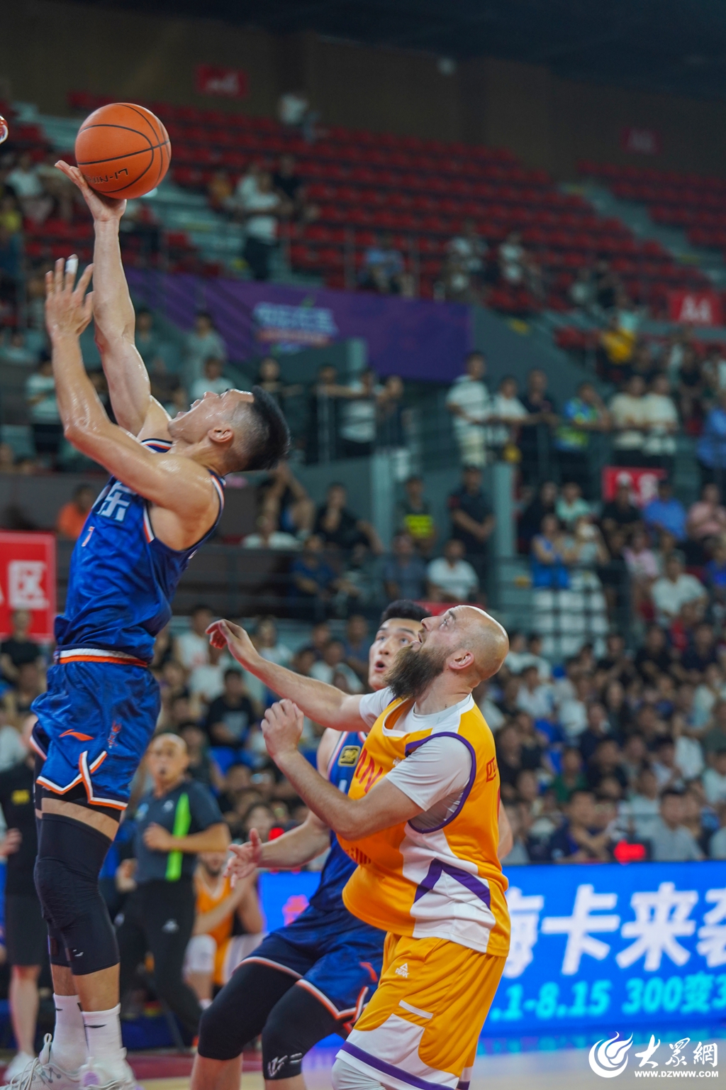 山东男篮训练开放日,加时末段篮板制胜引欢呼,西甲在即,更衣室氛围转暖 山东男篮训练开放日,加时末段篮板制胜引欢呼,西甲在即,更衣室氛围转暖